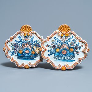 Een paar polychrome Delftse plaquettes met bloemenmanden, 18e eeuw — foto 1