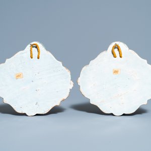 Een paar polychrome Delftse plaquettes met bloemenmanden, 18e eeuw — foto 3