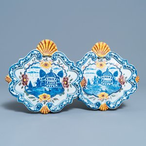 Een paar polychrome Delftse plaquettes met een kasteel bij het water, 18e eeuw — foto 1