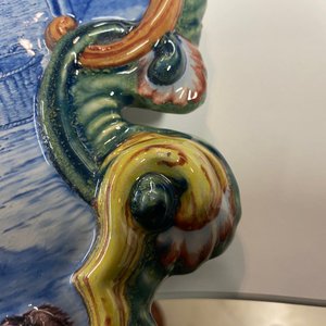 Een paar polychrome Delftse plaquettes met plattelandsvoorstellingen, 19e eeuw — foto 3