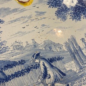 Een paar polychrome Delftse plaquettes met plattelandsvoorstellingen, 19e eeuw — foto 8