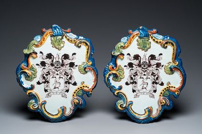 Een paar polychrome Delftse plaquettes met wapenschilden en gedateerd 1767