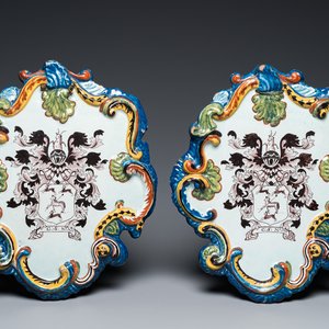 Een paar polychrome Delftse plaquettes met wapenschilden en gedateerd 1767 — foto 1