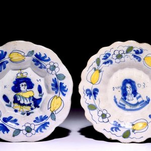 Een paar polychrome Delftse plooibordjes met Willem en Mary, 17e eeuw — foto 1
