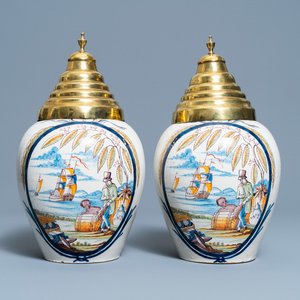 Een paar polychrome Delftse tabakspotten met een handelaar en een slaaf, eind 18e eeuw — foto 1