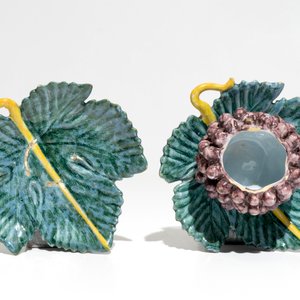 Een paar polychrome Delftse terrines in de vorm van druiventrossen, 18e eeuw — foto 7