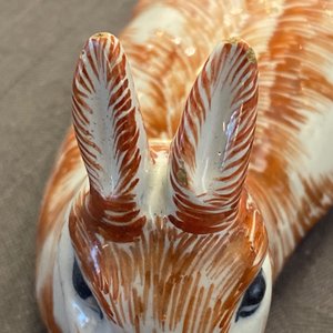 Een paar polychrome Delftse terrines in de vorm van hazen, 18e eeuw — foto 13