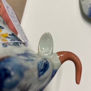 Een paar polychrome Delftse terrines in de vorm van koeien, 18e eeuw — foto 17