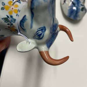 Een paar polychrome Delftse terrines in de vorm van koeien, 18e eeuw — foto 18