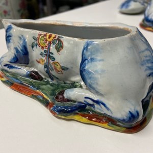 Een paar polychrome Delftse terrines in de vorm van koeien, 18e eeuw — foto 26