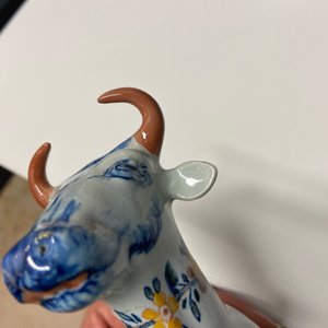 Een paar polychrome Delftse terrines in de vorm van koeien, 18e eeuw — foto 9