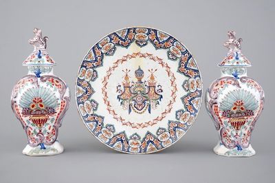 Een paar polychrome Delftse vazen en een schotel, 18/19e eeuw