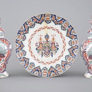 Een paar polychrome Delftse vazen en een schotel, 18/19e eeuw — foto 1