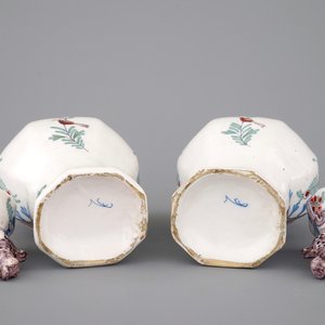 Een paar polychrome Delftse vazen en een schotel, 18/19e eeuw — foto 7