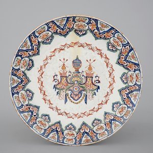 Een paar polychrome Delftse vazen en een schotel, 18/19e eeuw — foto 9