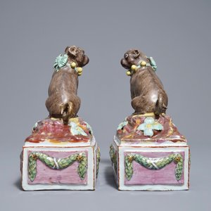 Een paar polychrome Doornikse faïence modellen van mopshonden, 18e eeuw — foto 5