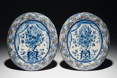Een paar polychrome Engelse plaquettes met een bloemvaas, 1e helft 18e eeuw