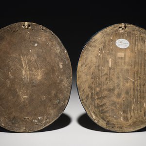 Een paar polychrome Engelse plaquettes met een bloemvaas, 1e helft 18e eeuw — foto 2