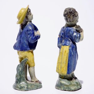 Een paar polychrome figuren van een jong koppel in Franse faïence, Noord-Frankrijk, eind 18e eeuw — foto 5