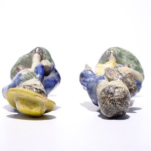 Een paar polychrome figuren van een jong koppel in Franse faïence, Noord-Frankrijk, eind 18e eeuw — foto 6