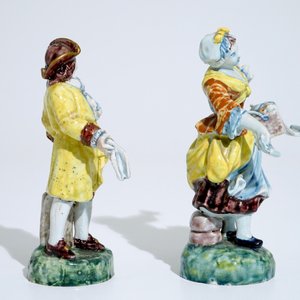 Een paar polychrome figuren van krantenverkopers in Delftse stijl, Noord-Frankrijk, 19e eeuw — foto 4