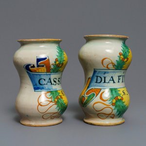Een paar polychrome Italiaanse majolica albarelli, Deruta, 2e helft 16e eeuw — foto 4