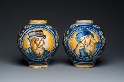 Een paar polychrome Italiaanse majolica apothekerspotten in Venetiaanse stijl, Zuid-Italië, eind 16e eeuw