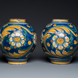 Een paar polychrome Italiaanse majolica apothekerspotten in Venetiaanse stijl, Zuid-Italië, eind 16e eeuw — foto 2