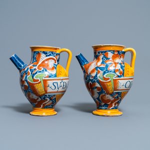 Een paar polychrome Italiaanse majolica siroopkannen, Casteldurante, 16e eeuw — foto 3