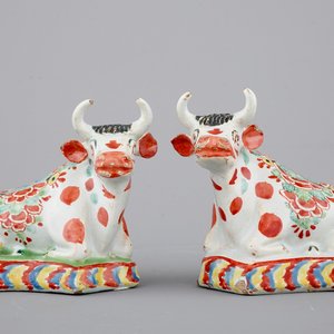 Een paar polychrome klein vuur Delfts aardewerken koetjes, 18e eeuw — foto 1