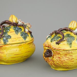 Een paar polychrome pompoenvormige terrines met deksels, Delft, 18e eeuw — foto 1