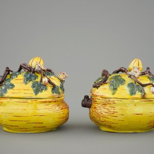 Een paar polychrome pompoenvormige terrines met deksels, Delft, 18e eeuw — foto 2