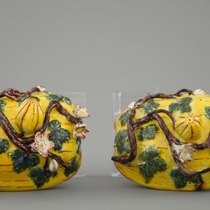 Een paar polychrome pompoenvormige terrines met deksels, Delft, 18e eeuw — foto 7