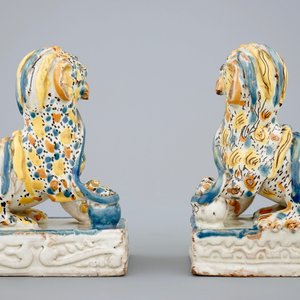 Een paar polychrome Spaanse aardewerken leeuwen, Talavera, 18e eeuw — foto 4