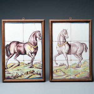 Een paar polychrome tegeltableaus met paarden naar Delfts voorbeeld, wellicht Rijsel, eind 18e eeuw — foto 1