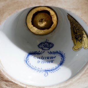 Een paar porseleinen dekselvazen met bronsmontuur in Sèvres-stijl, 19/20e eeuw — foto 7