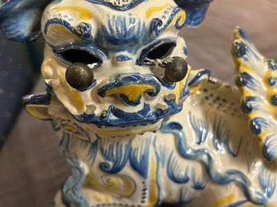 Een paar Portugese polychrome faience sculpturen van een leeuw, 17/18e eeuw — foto 11