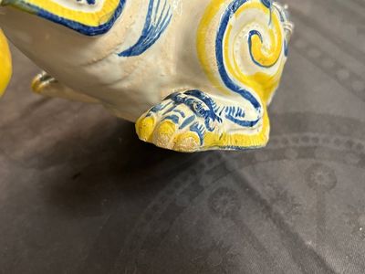 Een paar Portugese polychrome faience sculpturen van een leeuw, 17/18e eeuw — foto 13