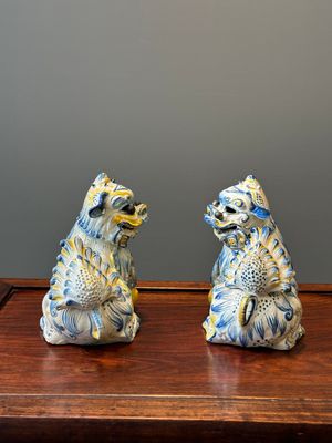 Een paar Portugese polychrome faience sculpturen van een leeuw, 17/18e eeuw — foto 2