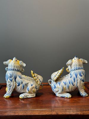 Een paar Portugese polychrome faience sculpturen van een leeuw, 17/18e eeuw — foto 3