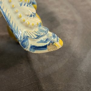 Een paar Portugese polychrome faience sculpturen van een leeuw, 17/18e eeuw — foto 18
