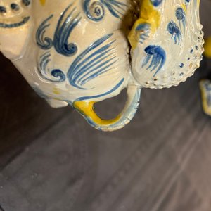 Een paar Portugese polychrome faience sculpturen van een leeuw, 17/18e eeuw — foto 5