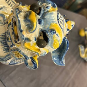 Een paar Portugese polychrome faience sculpturen van een leeuw, 17/18e eeuw — foto 8