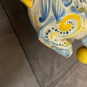 Een paar Portugese polychrome faience sculpturen van een leeuw, 17/18e eeuw — foto 9