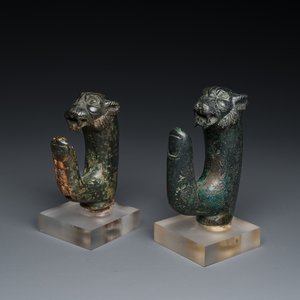 Een paar Romeinse bronzen fittings met panterkoppen en een haak in de vorm van een vinger, ca. 2e eeuw — foto 1