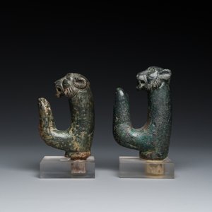 Een paar Romeinse bronzen fittings met panterkoppen en een haak in de vorm van een vinger, ca. 2e eeuw — foto 3