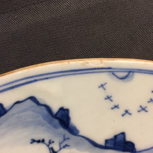 Een paar ronde blauw-witte plaquettes met fijn landschapsdecor, Kangxi — foto 4