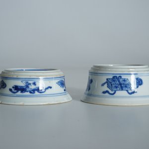 Een paar ronde Chinese blauwwitte zoutvaten, Kangxi — foto 11