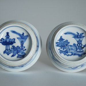 Een paar ronde Chinese blauwwitte zoutvaten, Kangxi — foto 12