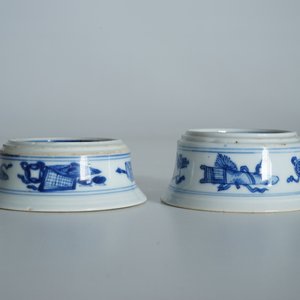 Een paar ronde Chinese blauwwitte zoutvaten, Kangxi — foto 9